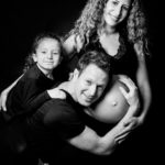 Photo de grossesse en famille en noir et blanc à Etiolles