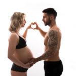 photo de grossesse couple en studio photo à Yerres (91)