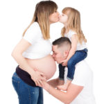 photographe grossesse avec enfant en studio à Montlhéry en Essonne
