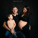 Séance grossesse avec enfant en studio chez un photographe professionnel à Quincy-sous-Sénart