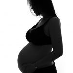 photographe femme enceinte en noir et blanc artistique à Arpajon (91)