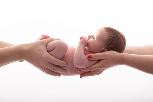 photographe bébé dans les mains à Évry-Courcouronnes