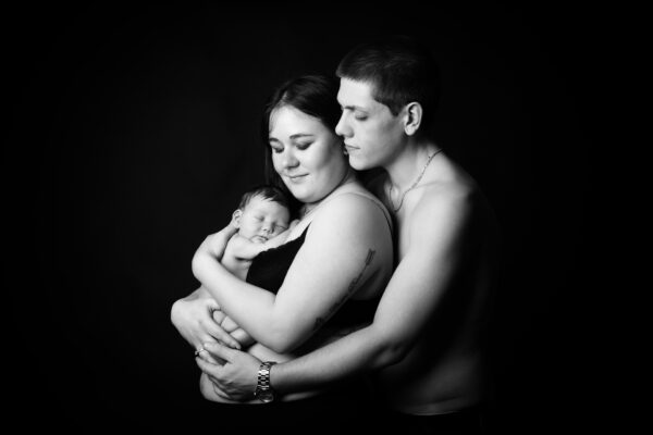photo de famille avec bébé en noir et blanc en Seine-et-Marne