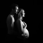 photographe pour grossesse en couple, portrait noir et blanc à Pléssis-le-Roi (77)