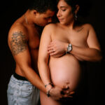 Le mari qui fait un bisous sur l'épaule pour une séance grossesse à Savigny-le-Temple