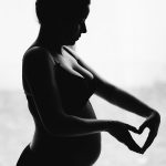 Photographie de grossesse à domicile, maman qui pose à Saint-Pierre-du-Perray (91)