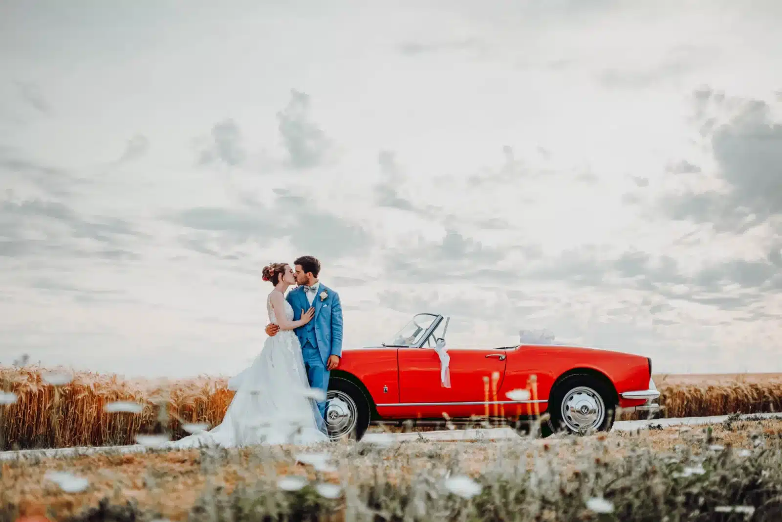 séance photo couple mariage avec voiture au Prieuré de Vernelle en Seine-et-Marne (77)