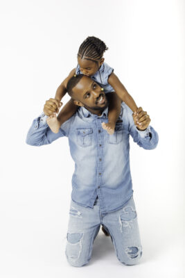 papa et sa fille en studio photo à Cesson (77)