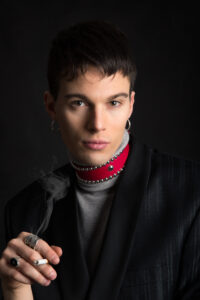 portrait pro en studio avec un homme pour une agence de mannequinat