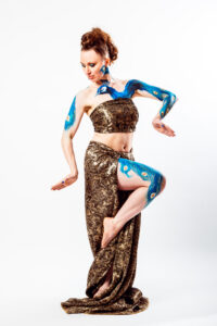 Photo artistique en studio avec photographe pro sur fond blanc