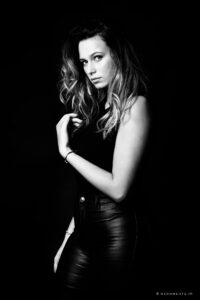 Modèle fille pose en studio pour un shooting