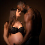 couple qui attend un enfant se regarde en studio dans le 91