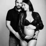 Séance photo grossesse en noir en studio en couple en Seine-et-Marne (77)