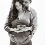 shooting photo grossesse en studio, mains sur le ventre en Essonne