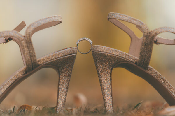 chaussure de la mariée et alliance au domaine de bailly retouchée