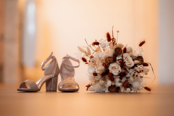 chaussure et bouquet de la mariée prise de vue lors des préparatifs