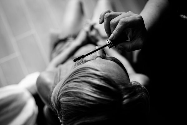 maquillage de la mariée en noir et blanc sur les cils vue de dessus