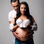 Couple en studio, photo grossesse en Essonn et Seine-et-Marne