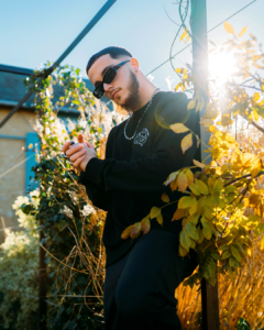 shooting photo modèle homme avec un photographe pro pour la commercialisation d'une marque à méditer