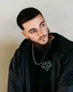 Portrait pro modèle homme avec un photographe pro pour la commercialisation d'une marque à méditer