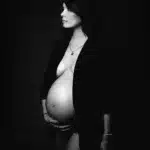 Future maman en studio, portrait grossesse élégant à Évry-Courcouronnes
