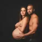 Grossesse couple en studio photographe pro dans le 77