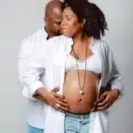 Couple en jean, séance photo grossesse en studio à Etiolles (91)