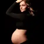 Séance photo grossesse en studio, lumière douce à Saint-Germain-lès-Corbeil