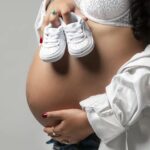 Chaussures de bébé sur le ventre, photo grossesse en Seine-et-Marne