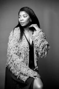 PORTRAIT BOOK FEMME MURE en noir et blanc en studio