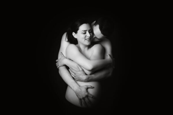photo shoot grossesse couple photographe en studio en noir et blanc à Brunoy (91)