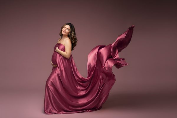photo de grossesse en studio à tigery avec un voile